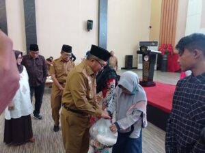 Pemkot Gorontalo melalui Baznas Tasyarufkan 300 Paket Sembako pada Fuqara Wal Masakin dan Anak Yatim