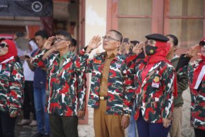 Kibarkan Bendera Pataka, Ismail Madjid Beri Apresiasi Laskar Merah Putih