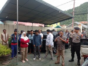 Fikram Salilama Mediasi Demo Warga Kelurahan Tenda Atas Dugaan Pungli Oknum Lurah
