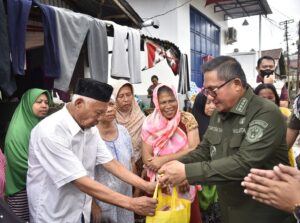 Marten Taha Turun Langsung Serahkan Bantuan Tahap Dua Kepada Korban Banjir di Kota Manado