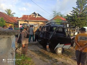 Mobil Carry Hitam Diduga Milik Pengusaha Tabrak Tiang Listrik