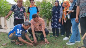 Sekretariat Deprov Gorontalo Edukasi Masyarakat Penghijauan, Melalui Jumat Menanam Pohon