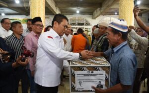Penjagub Gorontalo Serahkan Bantuan Korban Banjir Manado