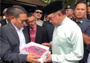 Bertemu PM Malaysia, Penjagub Gorontalo Beri Cendera Mata Karawo