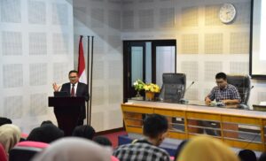 Dihadapan Civitas dan Mahasiswa Unhas, Marten Taha Paparkan Materi Praktik Politik dan Kepemimpinan