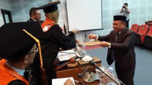 Melalui Disertasi Demokrasi Setengah Hati, Arifin Jakani Berhasil Raih Doktor Bidang Antropologi