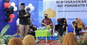 HUT Pohuwato ke-20, Aleg Nasir Giasi Serahkan 100 Buku Nikah Lewat Puspa