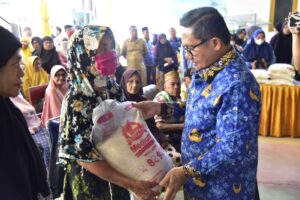 Pemkot Gorontalo Salurkan 172.000 Ton Beras dalam Program Bantuan Sosial