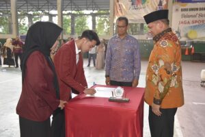 Lantik Pengurus Ormawa Lingkup UNG, Begini Harapan Rektor Eduart
