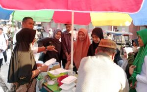 Kejutan Menyentuh Hati: Rektor UNG Membeli Takjil untuk Mahasiswa dan Penjual