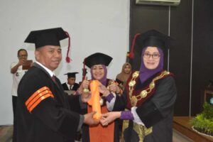 Asisten 2 Bupati Bolaang Mongondow Utara Sukses Memperoleh Gelar Doktor di UNG