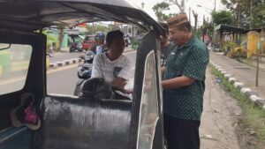 Safwan Bano dan Komunitas Wartawan Gorontalo Berbagi Takjil Gratis di Bulan Ramadan