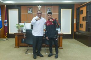 Rektor UNG Memberikan Penghargaan Khusus kepada Jelki Ladada, Peraih Medali Emas SEA Games