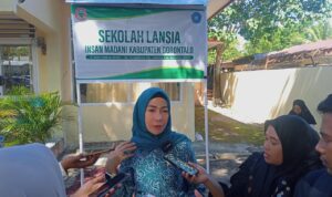 Setelah Sekolah Pasar, Kini Fory Naway Hadirkan Sekolah Lansia