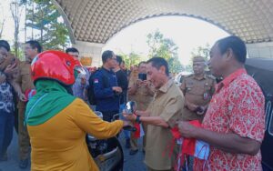 Semarak Kemerdekaan, Pemkab Gorontalo Bagikan Bendera Merah Putih