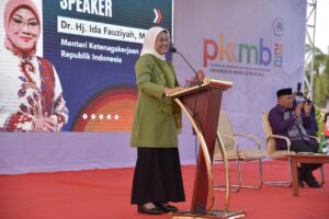 Menaker Ajak Mahasiswa UNG Membangun Jejaring untuk Sukses di Masa Depan