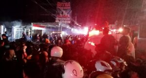 BREAKING NEWS: Warga Padati Lokasi Kebakaran, Pemadam Kesulitan Padamkan Api