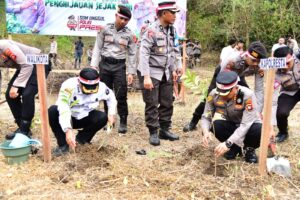 Menanam Pohon, Upaya Pemkot dan Polresta dalam Menjaga Ekosistem Kota Gorontalo
