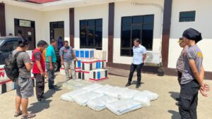 Polisi Bongkar Ratusan Liter Miras dalam Mobil Ekspedisi di Gorontalo