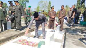 Ziarah Makam Pahlawan, Sofyan Ajak Masyarakat untuk Melanjutkan Perjuangan