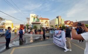 Dinilai Mengganggu Lalu Lintas, Damkar Padamkan Api Demonstran