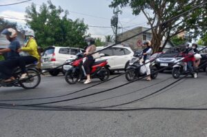 Kabel Listrik Tersangkut Container Akibatkan Kemacetan Panjang