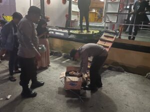 Polsek KPG Amankan 20 Botol Miras dari Penumpang Kapal