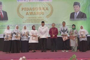 Prestasi Guru Tersalurkan di Pedagogika Awards FIP UNG