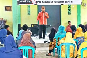 Otan Mamu Serahkan Ratusan Paket Bantuan kepada Masyarakat Dengilo