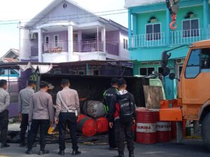 Truk Bermuatan Puluhan Drum BBM Menabrak Pagar dan Terbalik di Limboto Barat