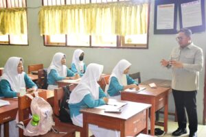 Kunjungi Sejumlah Sekolah, Marten Sebut Pendidikan Karakter Harus Diutamakan