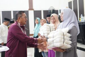 Marten Serahkan Tambahan Modal Usaha BAZNAS untuk Pelaku Ekonomi