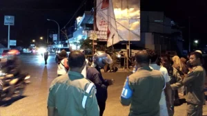 Bawaslu dan Satpol PP Kota Gorontalo Bersihkan APK