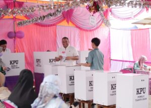 Gunakan Hak Suara, Rektor Datang ke TPS pada Pemilu Tahun 2024