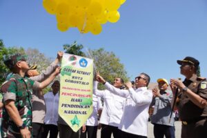 Gebyar Ketupat dan Pencanangan Hardiknas oleh Wali Kota Marten Taha