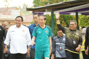 Presiden Jokowi Disambut Antusias Masyarakat Gorontalo saat Bermain Bola