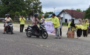 BKKU Berbagi Takjil untuk Pengguna Jalan
