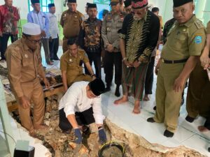 Andi Yusuf Letakan Batu Pertama Renovasi Masjid Al-Kautsar Watolo