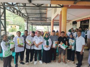Hendra Hemeto Serahkan Bantuan Benih Jagung untuk Petani