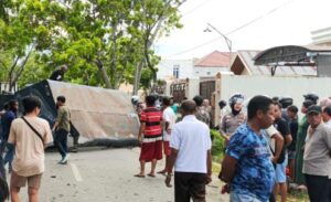Truk Polresta Gorontalo Kota Senggol Pohon Sebabkan Tabrakan Beruntun