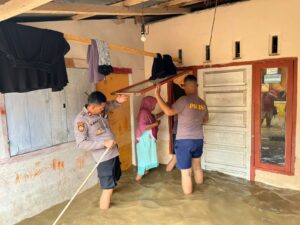 Polresta Gorontalo Kota Evakuasi Warga Terdampak Banjir