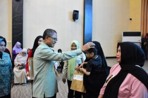 Cegah Stunting pada Balita, Ismail Serahkan Bantuan Produk Olahan Ikan