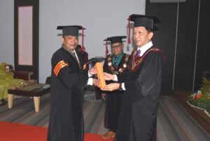 Pian Kapiso Raih Doktor Administrasi Publik Cumlaude