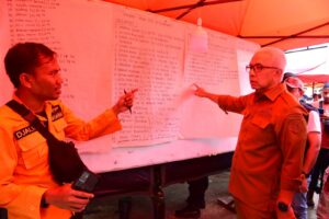 Pj Gubernur Rudy Salahuddin Tinjau Posko Korban Longsor di Desa Tulabolo