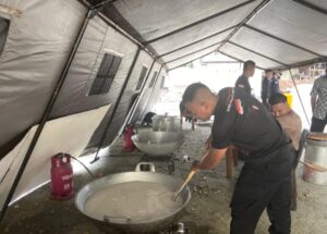 Polda Gorontalo Dirikan Dapur Umum untuk Bantu Korban Banjir