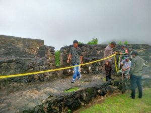 Benteng Ulupahu Dipasang Garis Polisi Akibat Retakan Tanah
