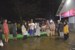 KPU Kabgor Salurkan Logistik untuk Warga Terdampak Banjir di Limboto