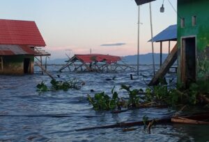 Akibat Danau Berombak, Sejumlah Rumah di Kayubulan Rusak