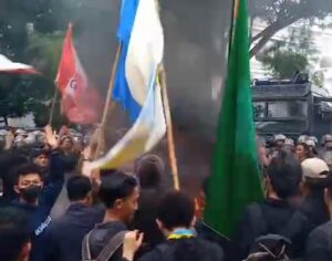 Massa Aksi Bakar Ban Setelah Terkena Gas Air Mata, Suasana Kian Tegang