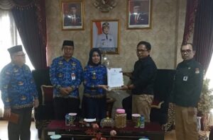 KPU Gorut Serahkan Dokumen Penetapan Anggota DPRD Terpilih kepada Pj Bupati